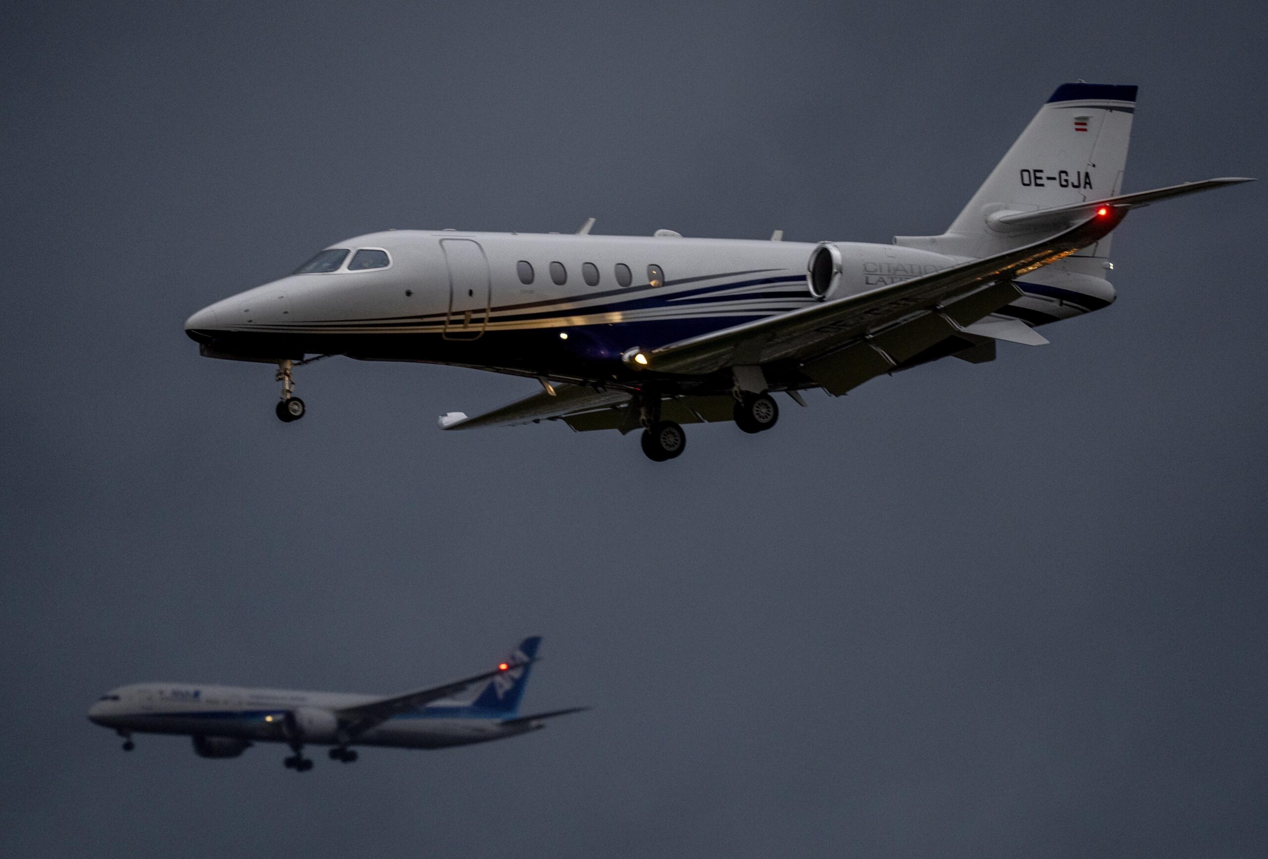 Plane door falls from sky, lands in Nevada shopping center