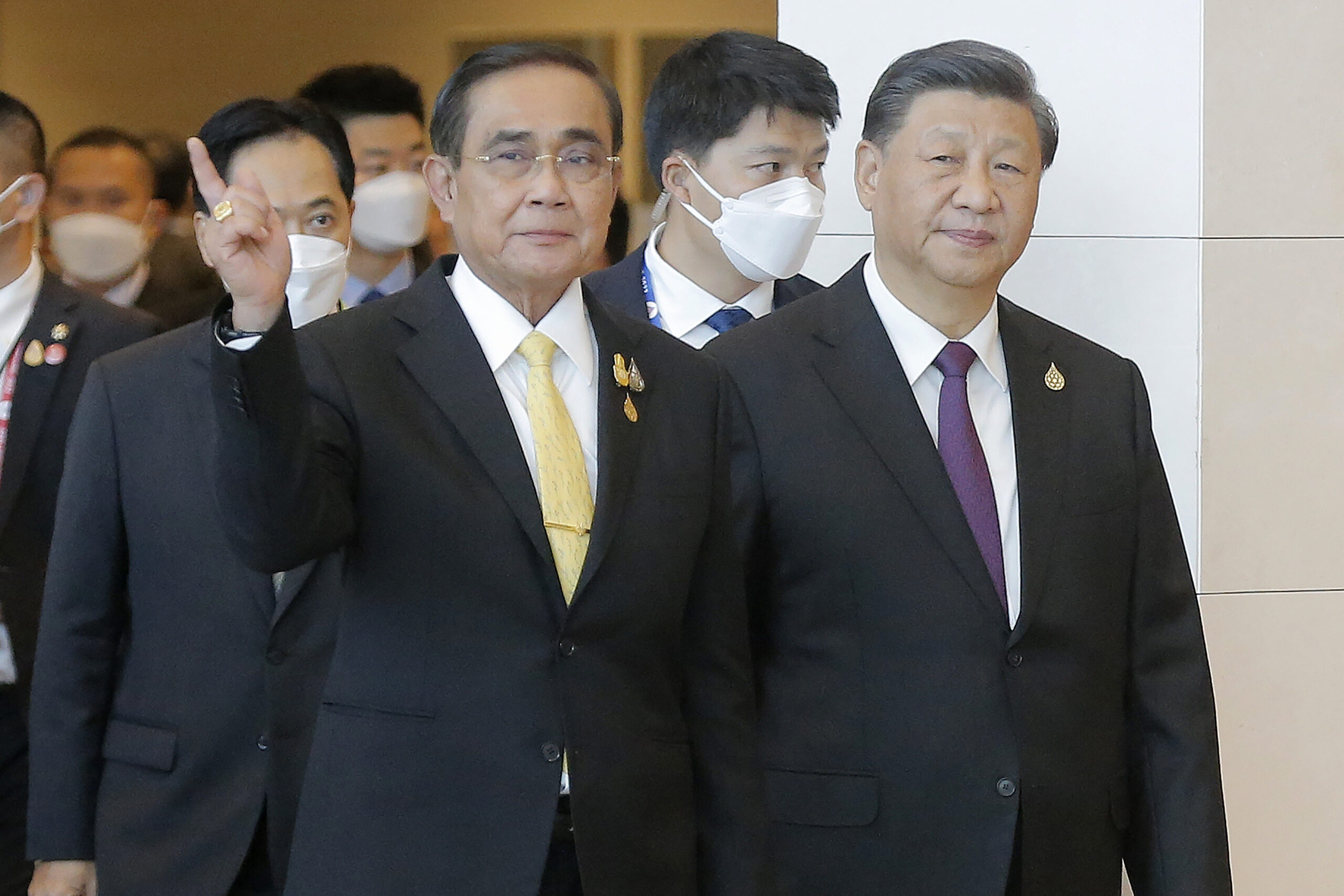 WATCH: Awkward moment Xi Jinping refuses to shake Thai prime minister’s hand