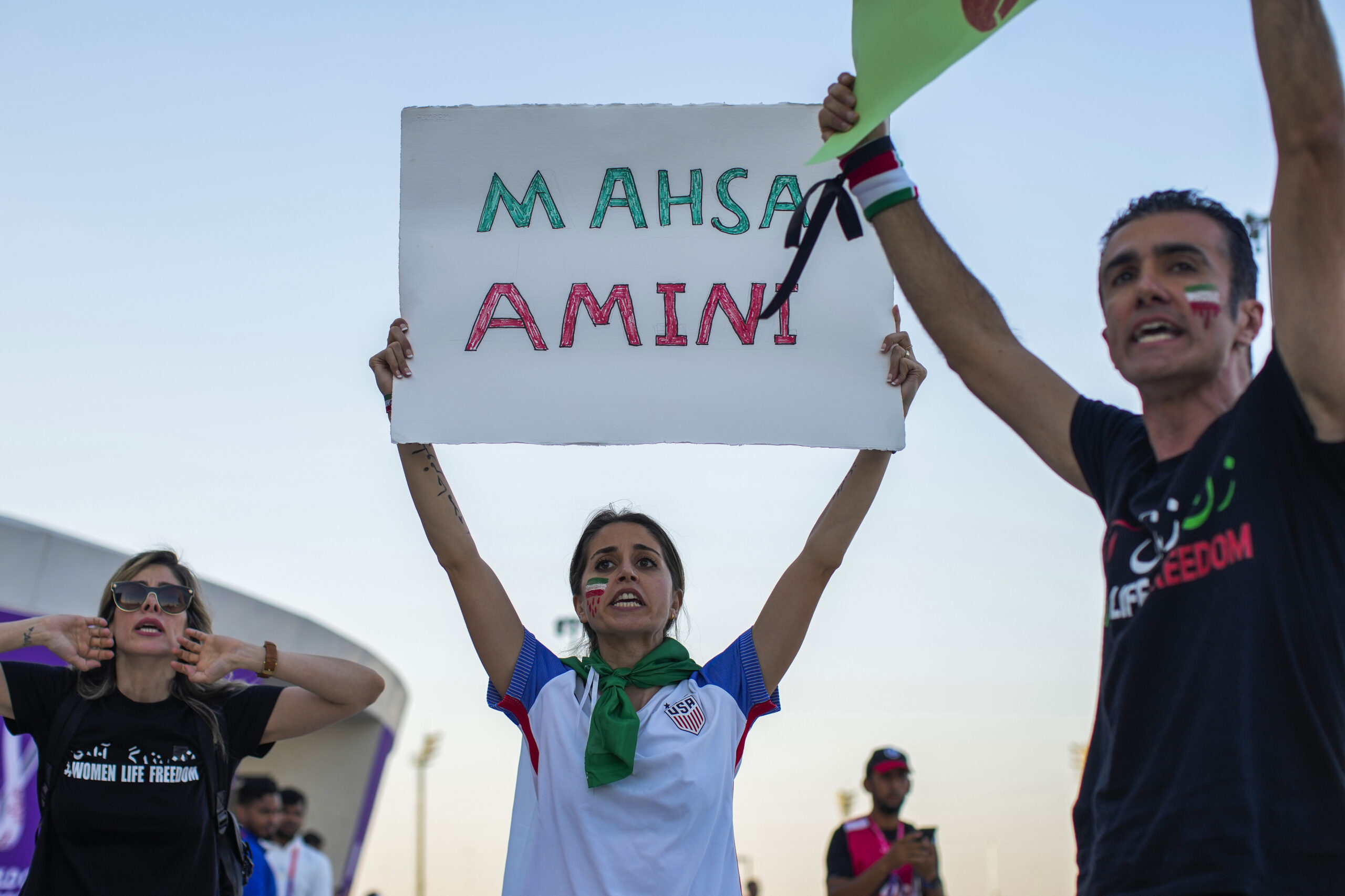 World Cup 2022: Iranian government supporters harass regime protesters