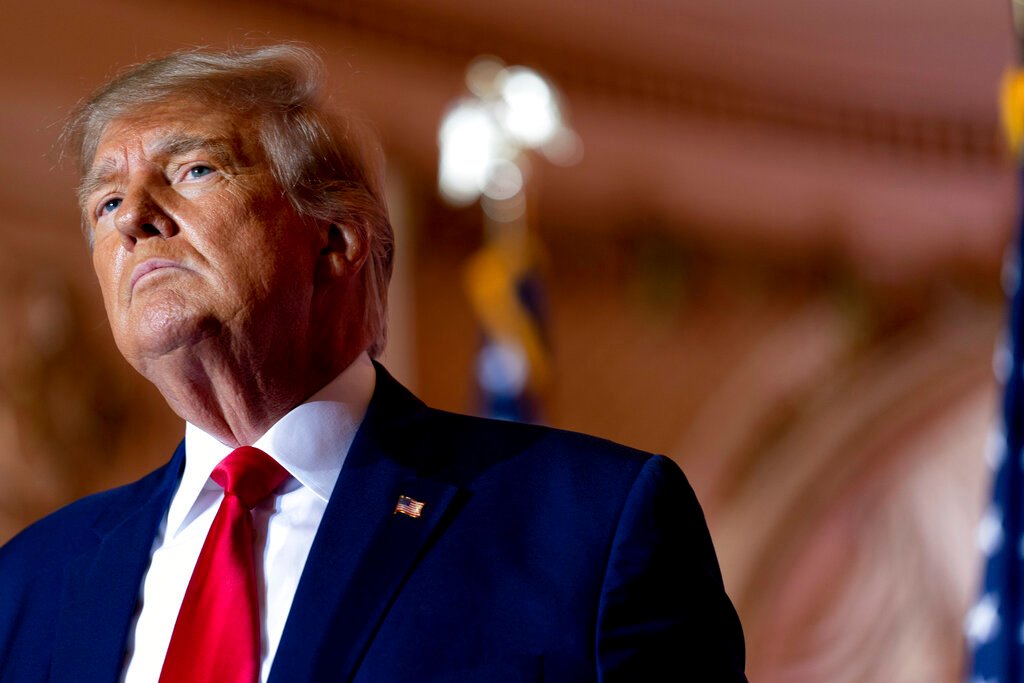 Trump touts trading cards as ‘disarray, confusion’ loom over campaign