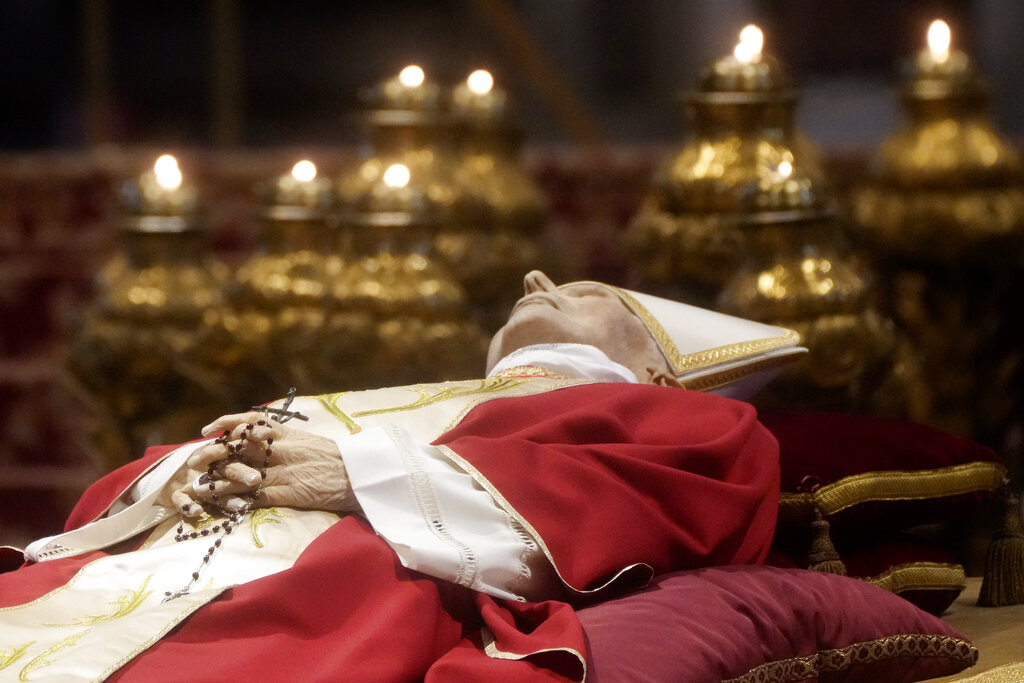 Vatican welcomes more than 60,000 to view Benedict XVI’s body