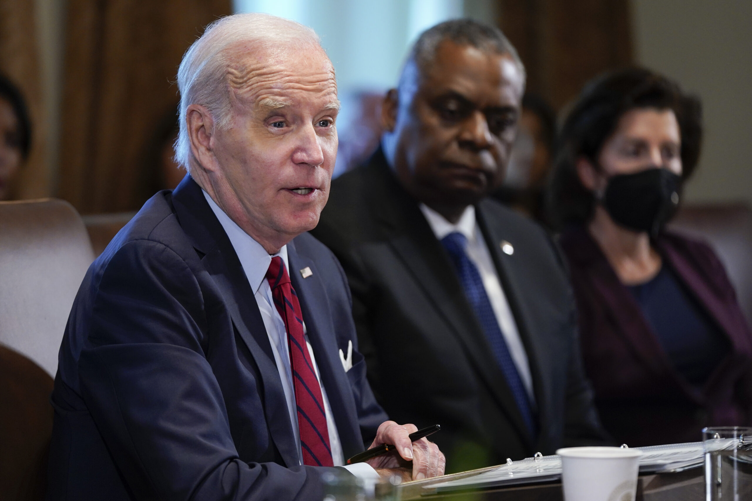 Biden announces transfer of tanks to Ukraine, praises Germany for doing the same