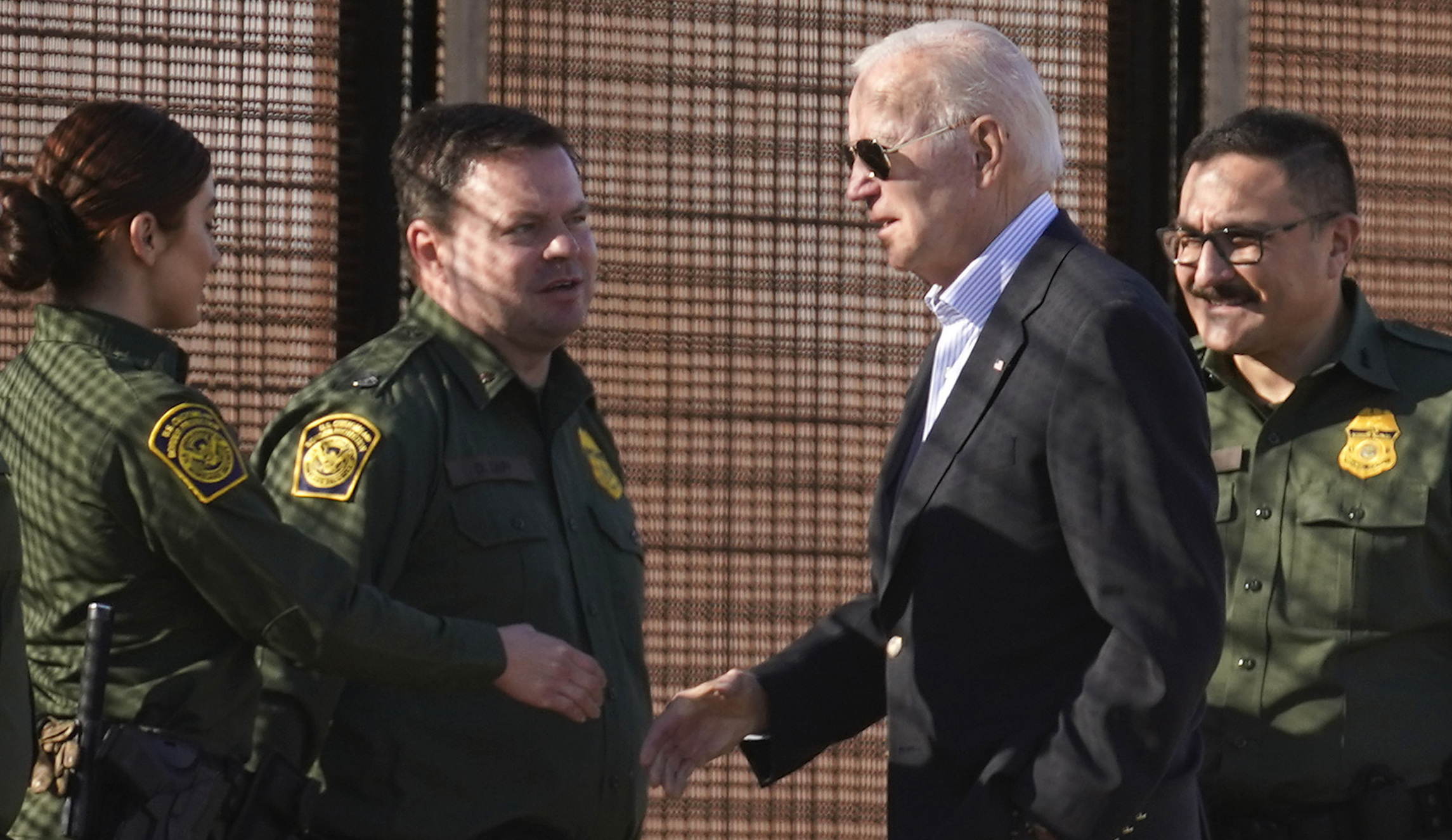 White House ‘cheat sheet’ of accomplishments skips mention of border and immigration