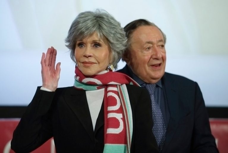 Jane Fonda to attend ball with Austrian tycoon for money: ‘I support a lot of people’