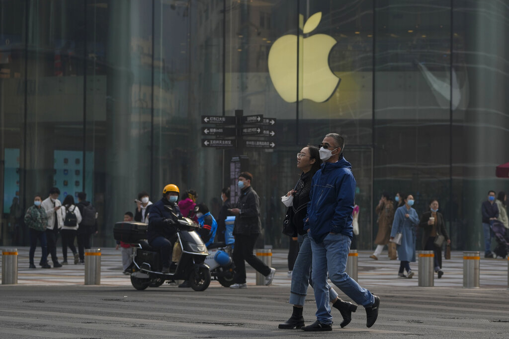 Apple bows to pressure and will crack down on apps like Facebook and YouTube in China