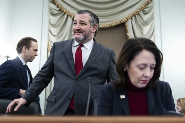Ranking member Sen. Ted Cruz (R-TX) and Chairwoman Sen. Maria Cantwell (D-WA).