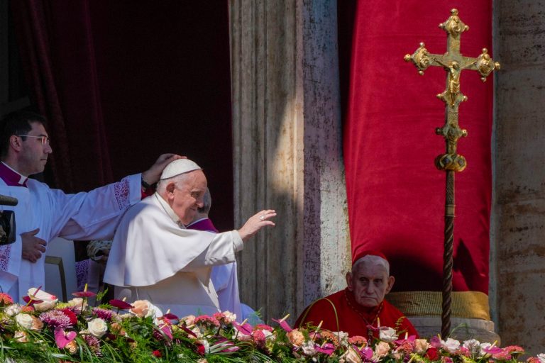 Pope prays for both Ukrainians and Russians in Easter message