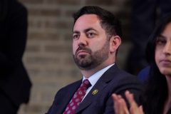 Centrist Republicans eye rare team-up with Democrats to avert government shutdown