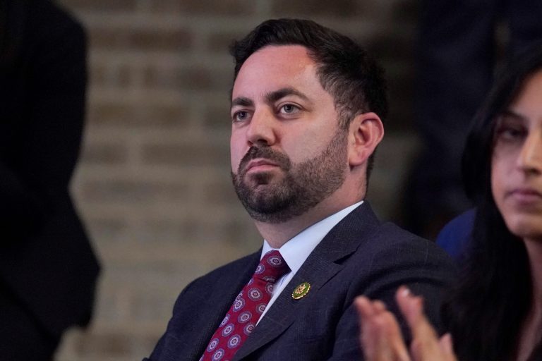 Centrist Republicans eye rare team-up with Democrats to avert government shutdown