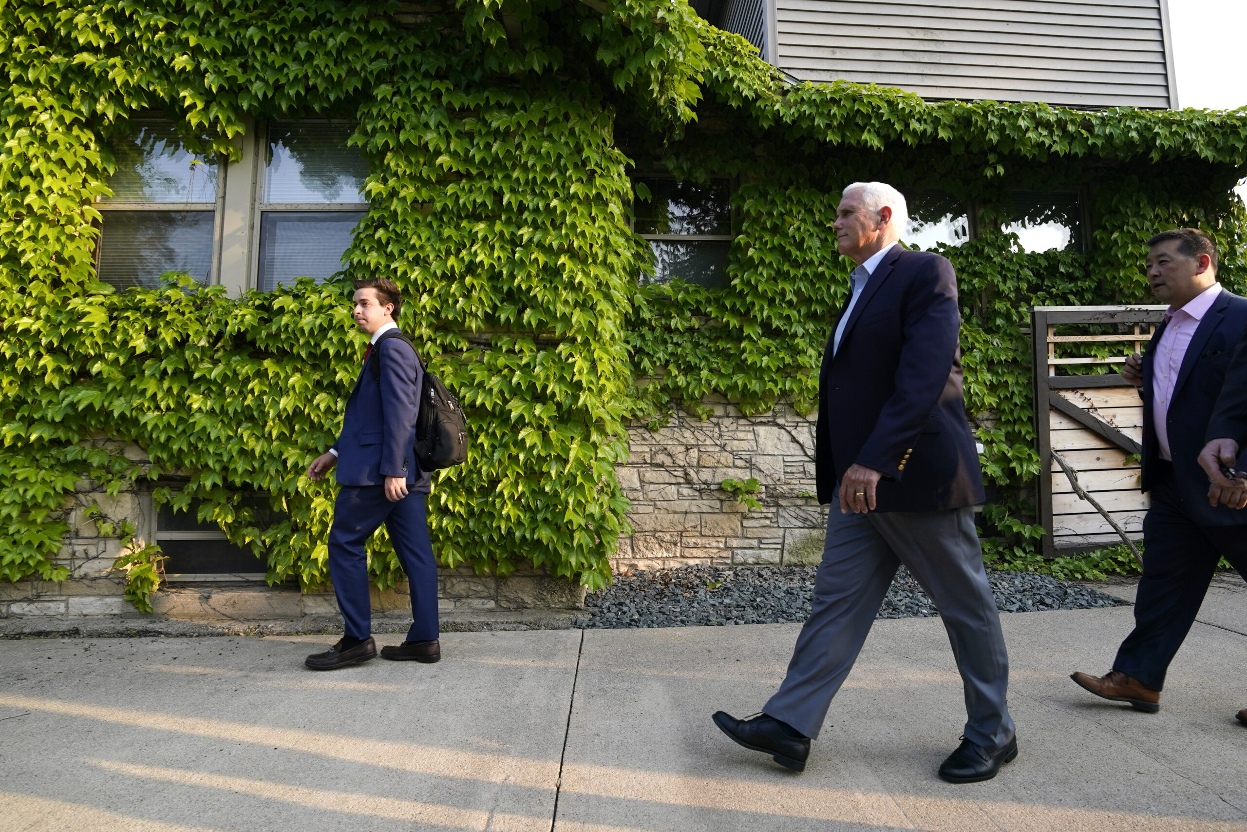 Pence to try to disentangle himself from Trump in presidential bid