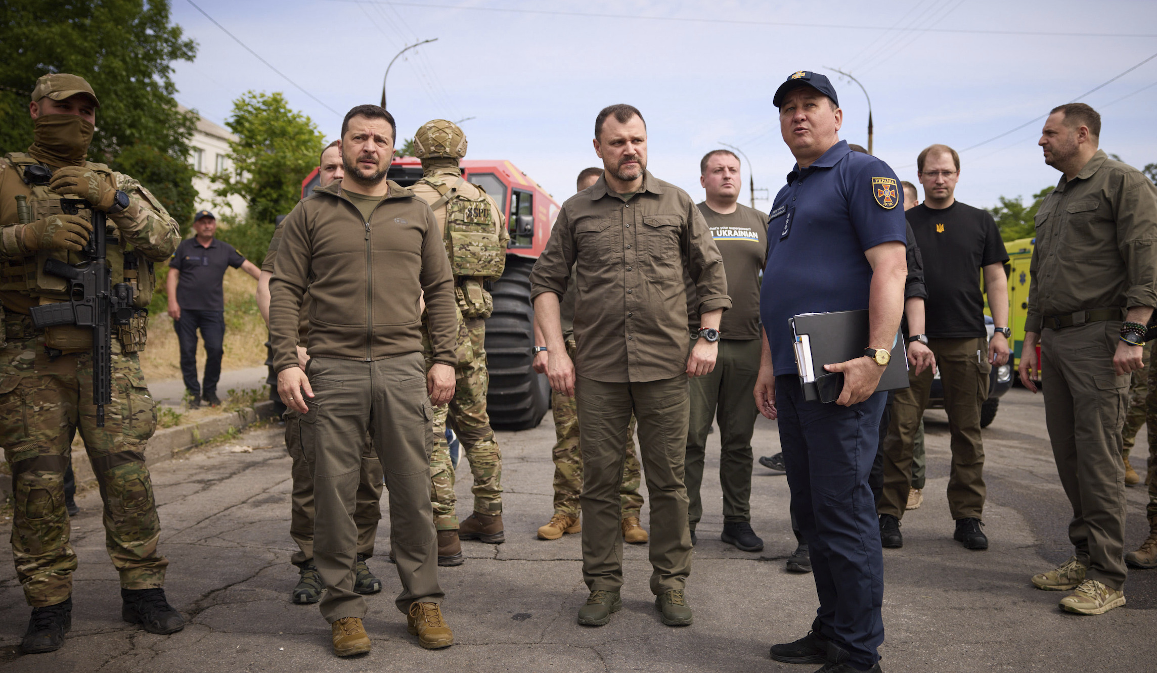 Zelensky visits Kherson as death toll from flooding increases