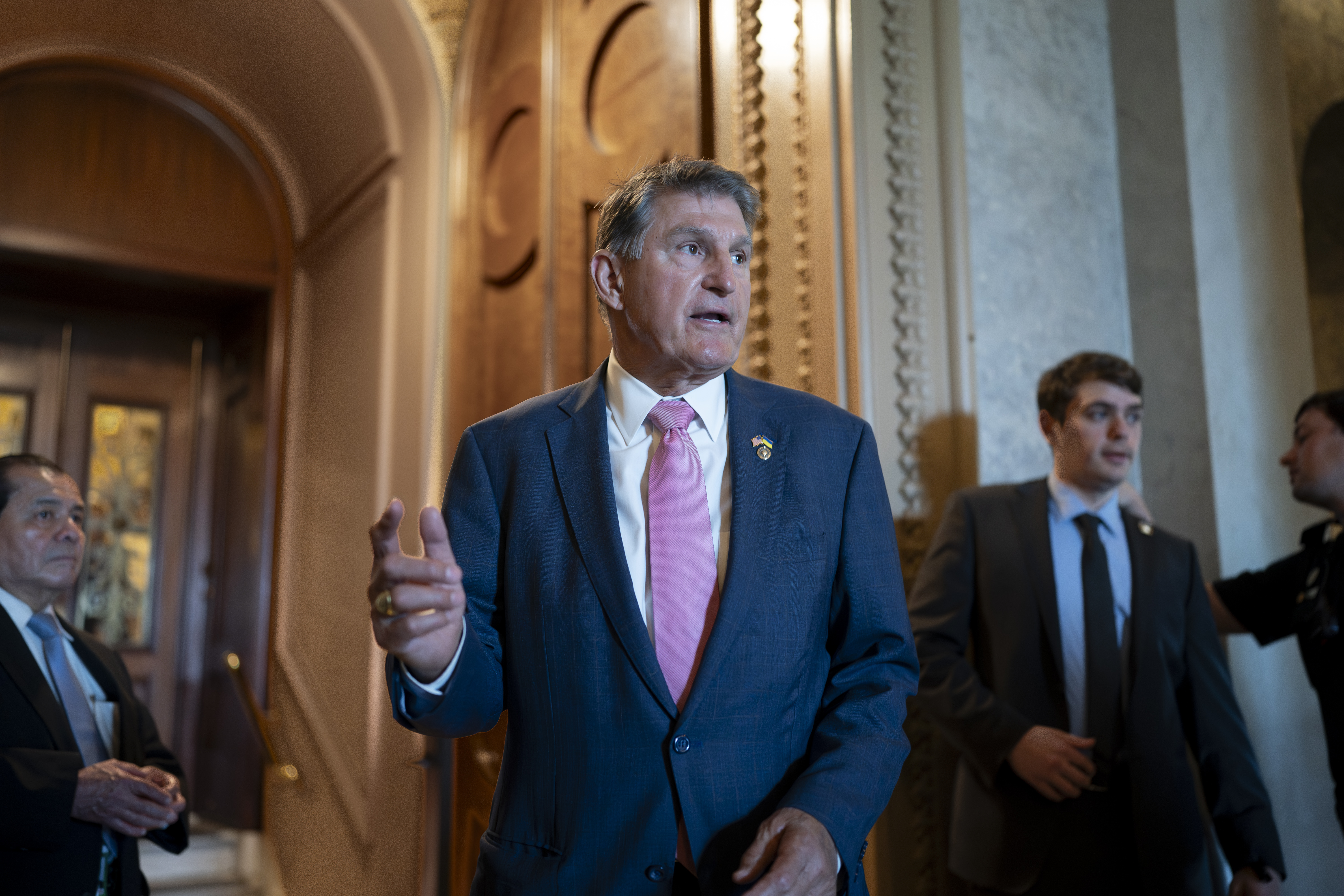 Democrats trying to talk Manchin out of White House ambitions