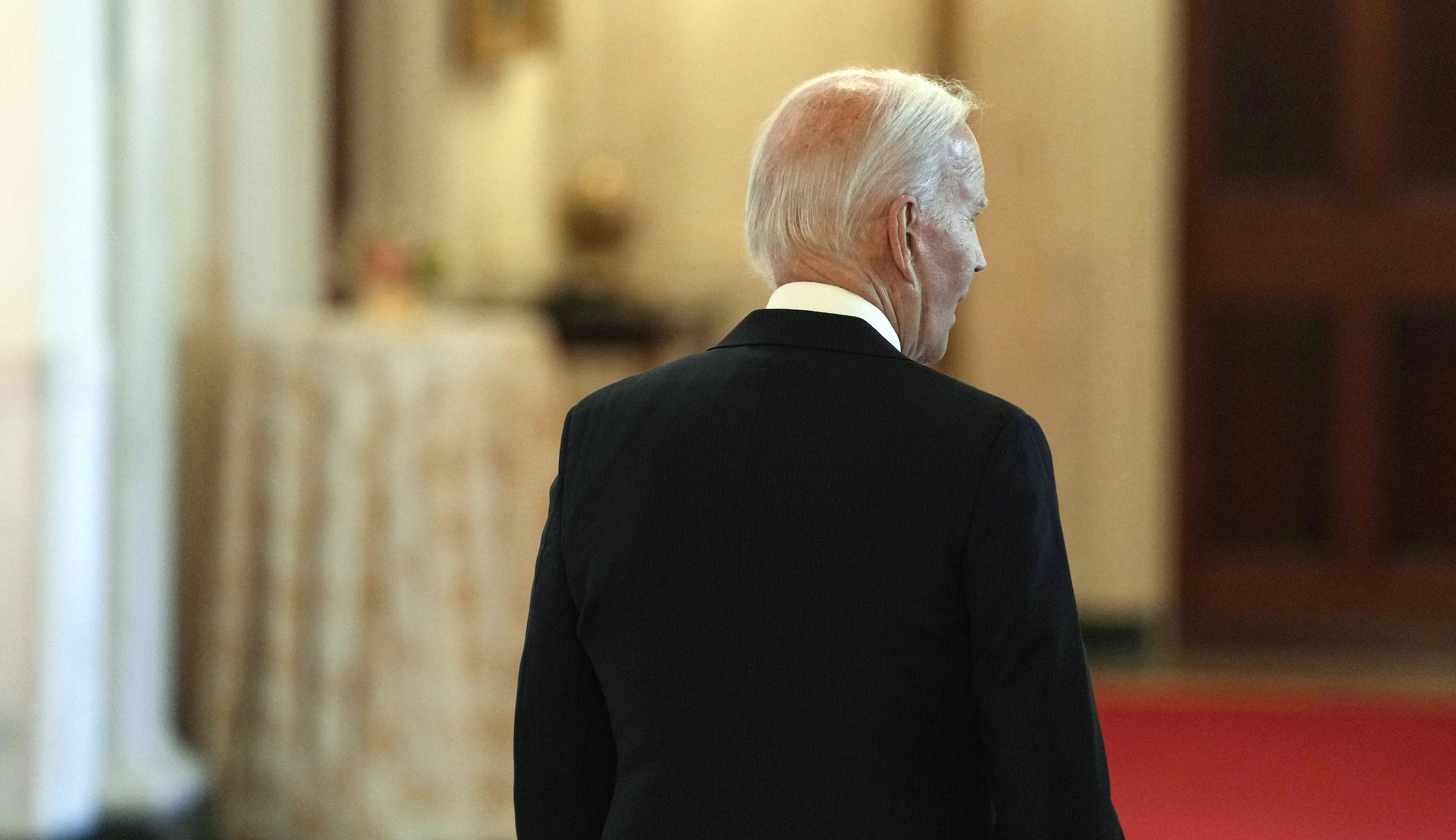 Biden bets that the best way to beat Trump is to remain silent on the indictment