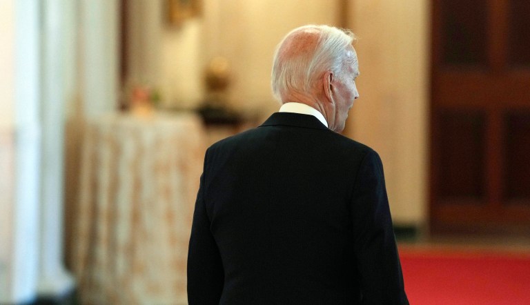 Biden bets that the best way to beat Trump is to remain silent on the indictment