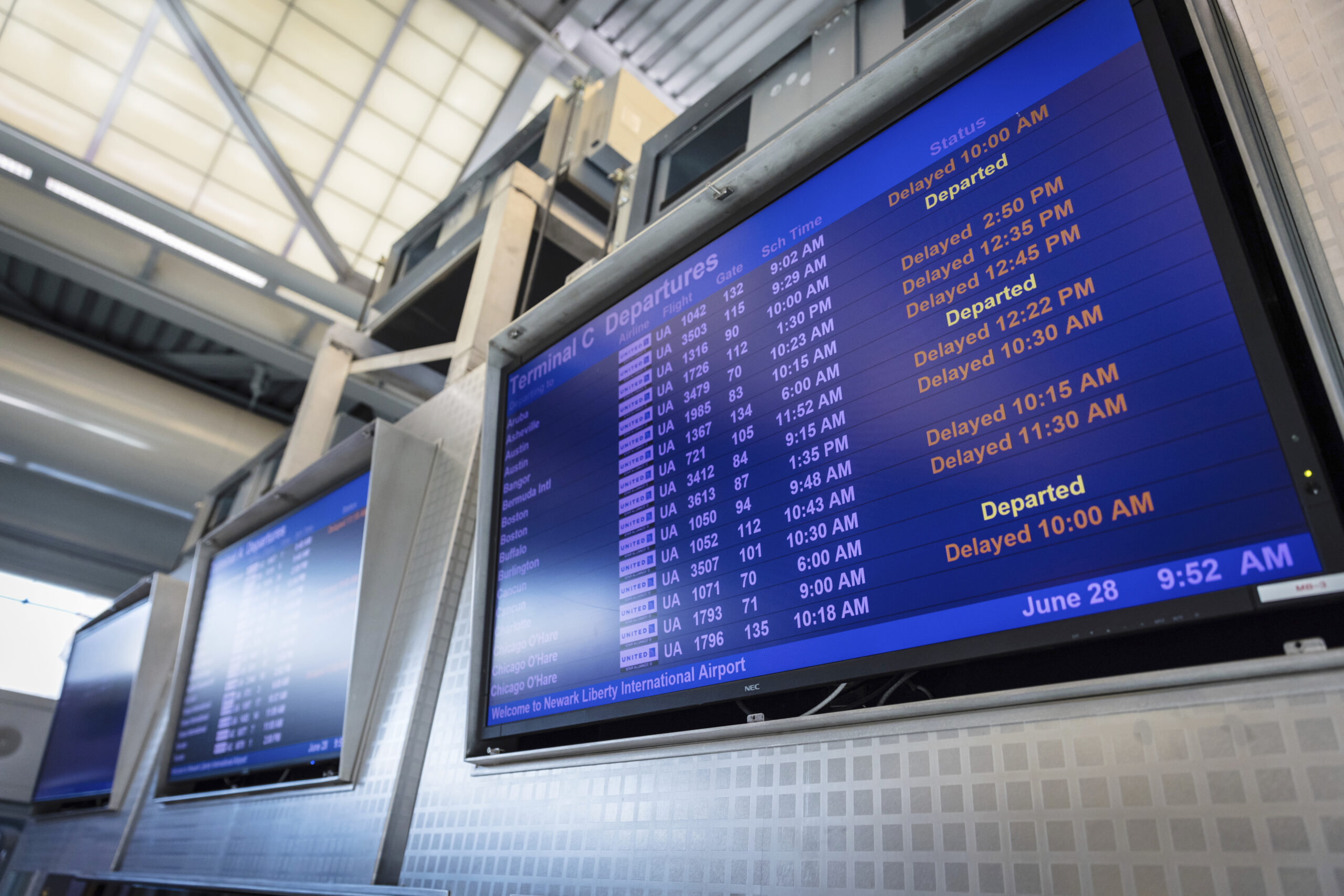 Over 59% of adults have low or no confidence in airlines avoiding delays this holiday season: Poll