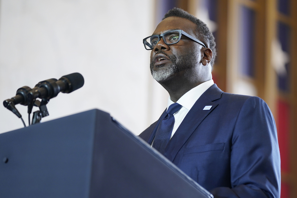 Chicago mayor accuses Greg Abbott of attacking country by busing illegal immigrants