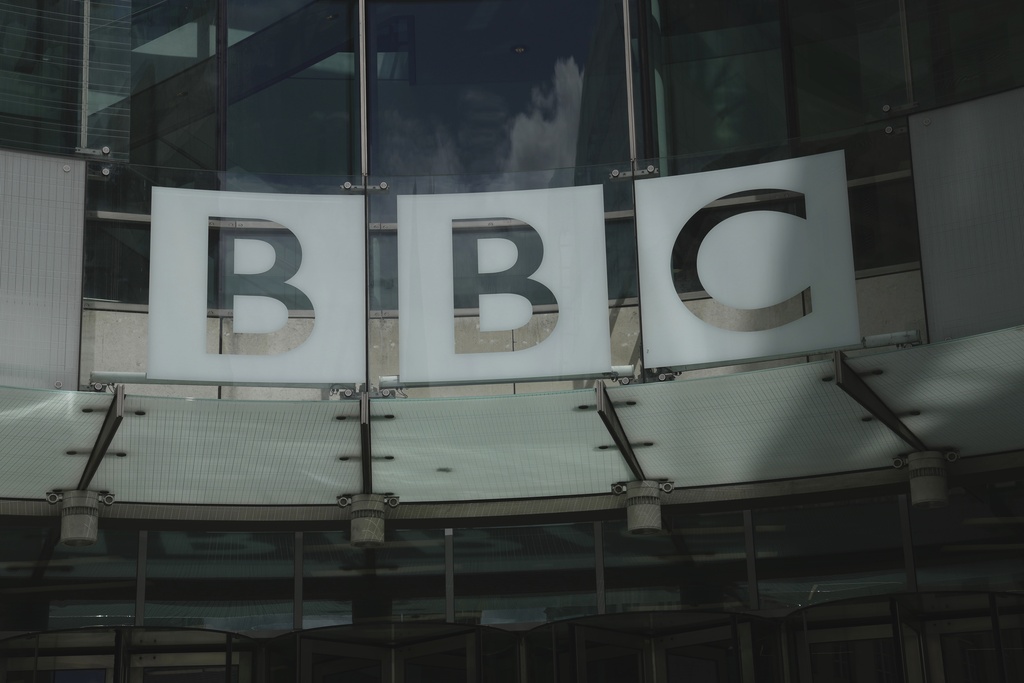 BBC News anchor caught flipping the bird on camera