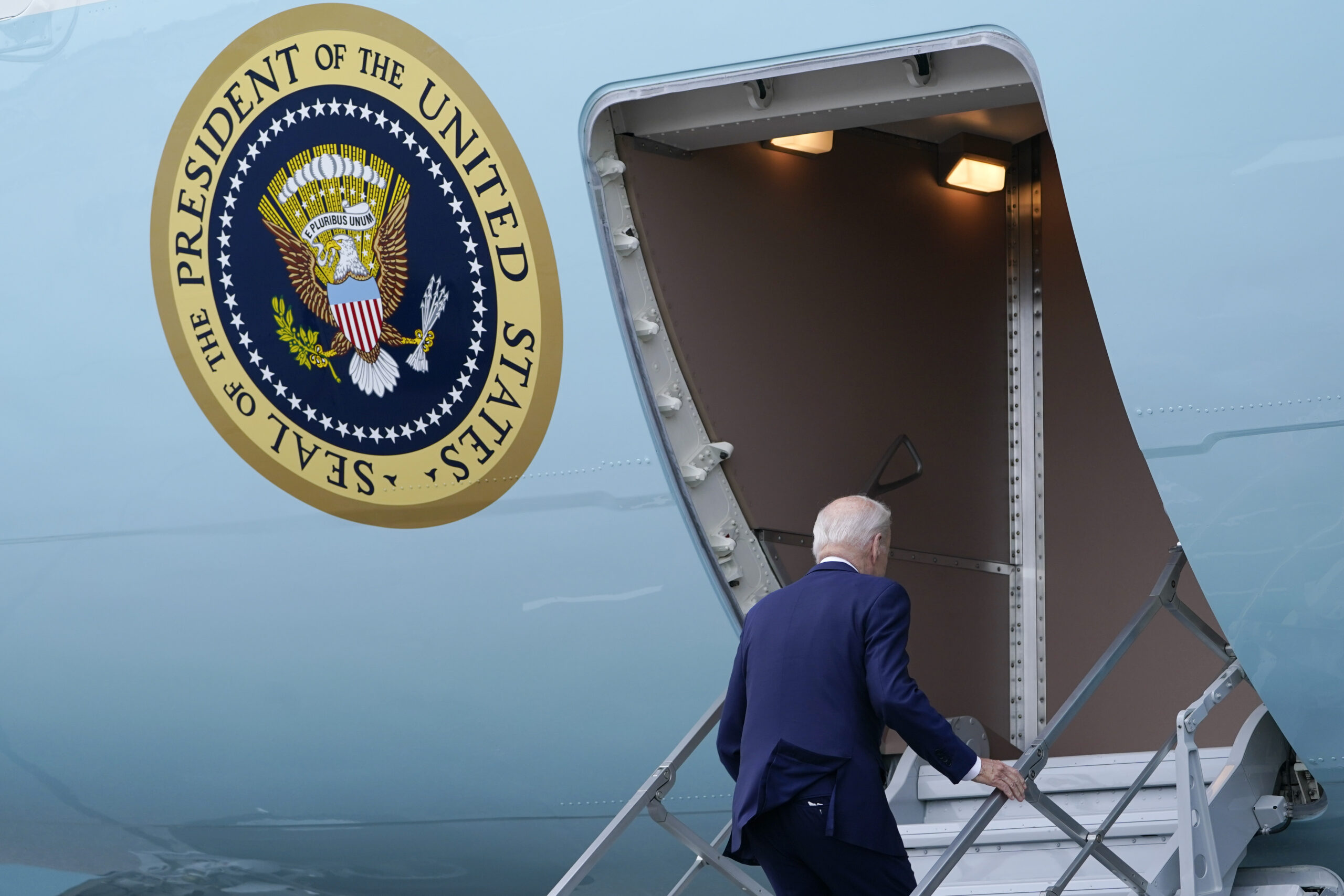 Biden stumbles up stairs of Air Force One leaving Finland