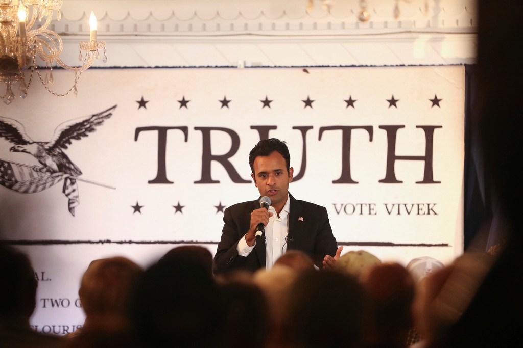 Vivek Ramaswamy’s ‘Truth’ sign falls on him during campaign event