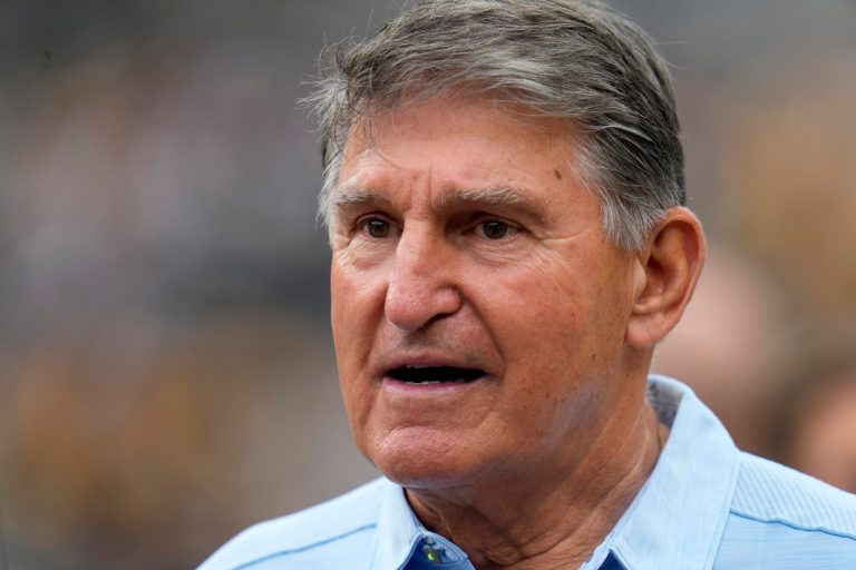 Manchin had private meeting with Bill Clinton as he toys with challenging Biden and ditching Democrats