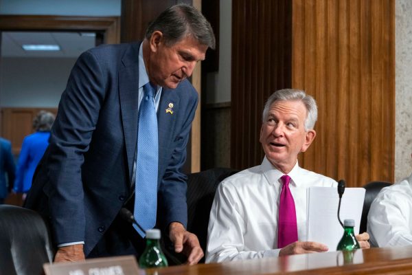 Manchin circulates petition to reverse dress code relaxation: Report