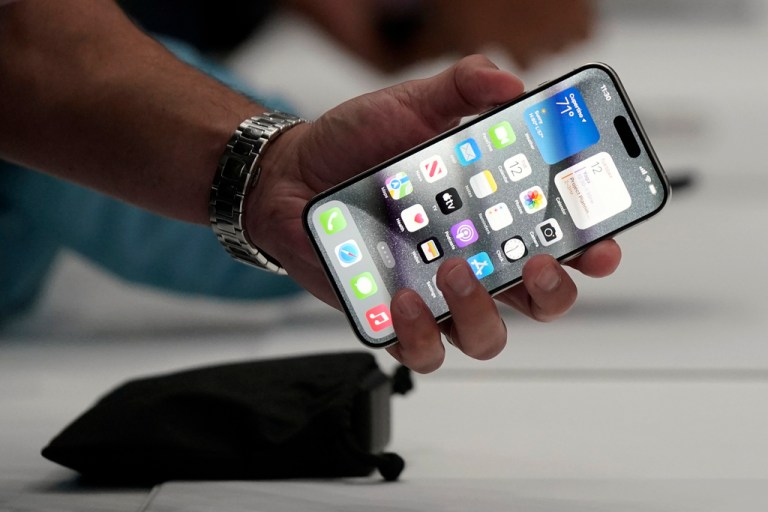 Foreign governments spy on Apple and Google users through push notifications, Ron Wyden says
