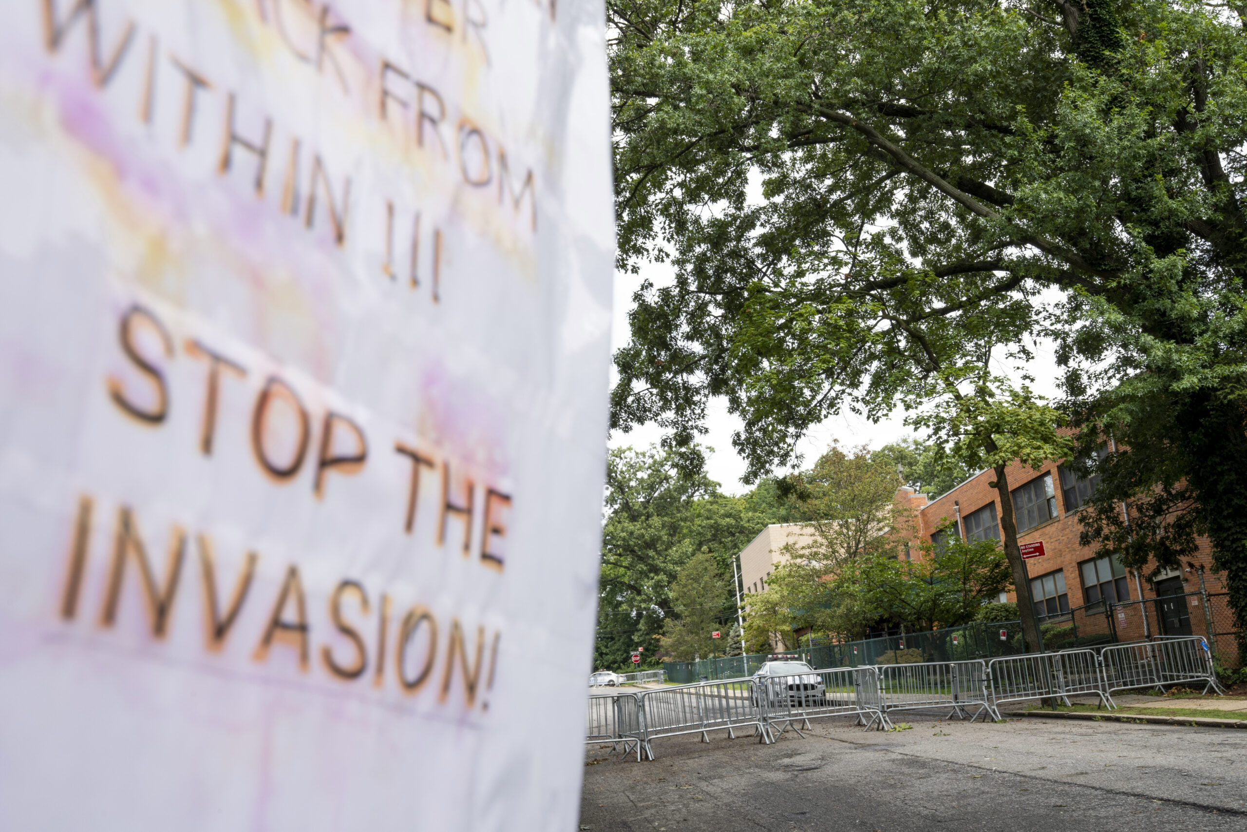 New Yorkers block busload of immigrants headed to new shelter