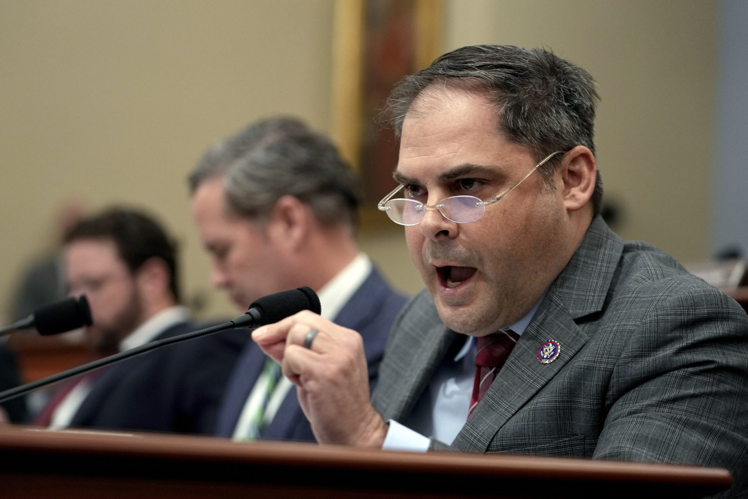 GOP veterans press conservatives to separate spending demands from defense appropriations