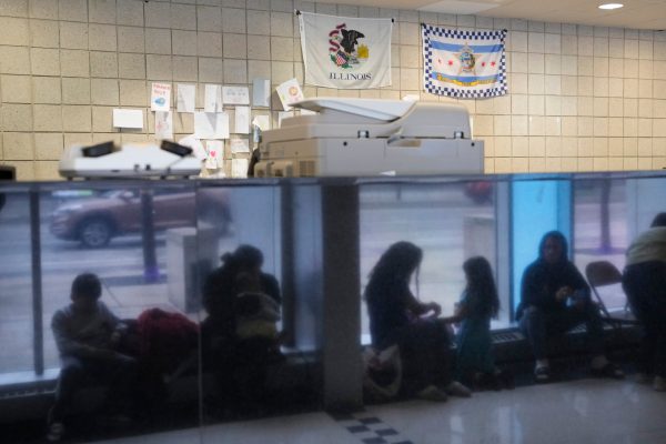 Number of immigrants in Chicago exceeds 15,000 as 27 buses arrive since weekend