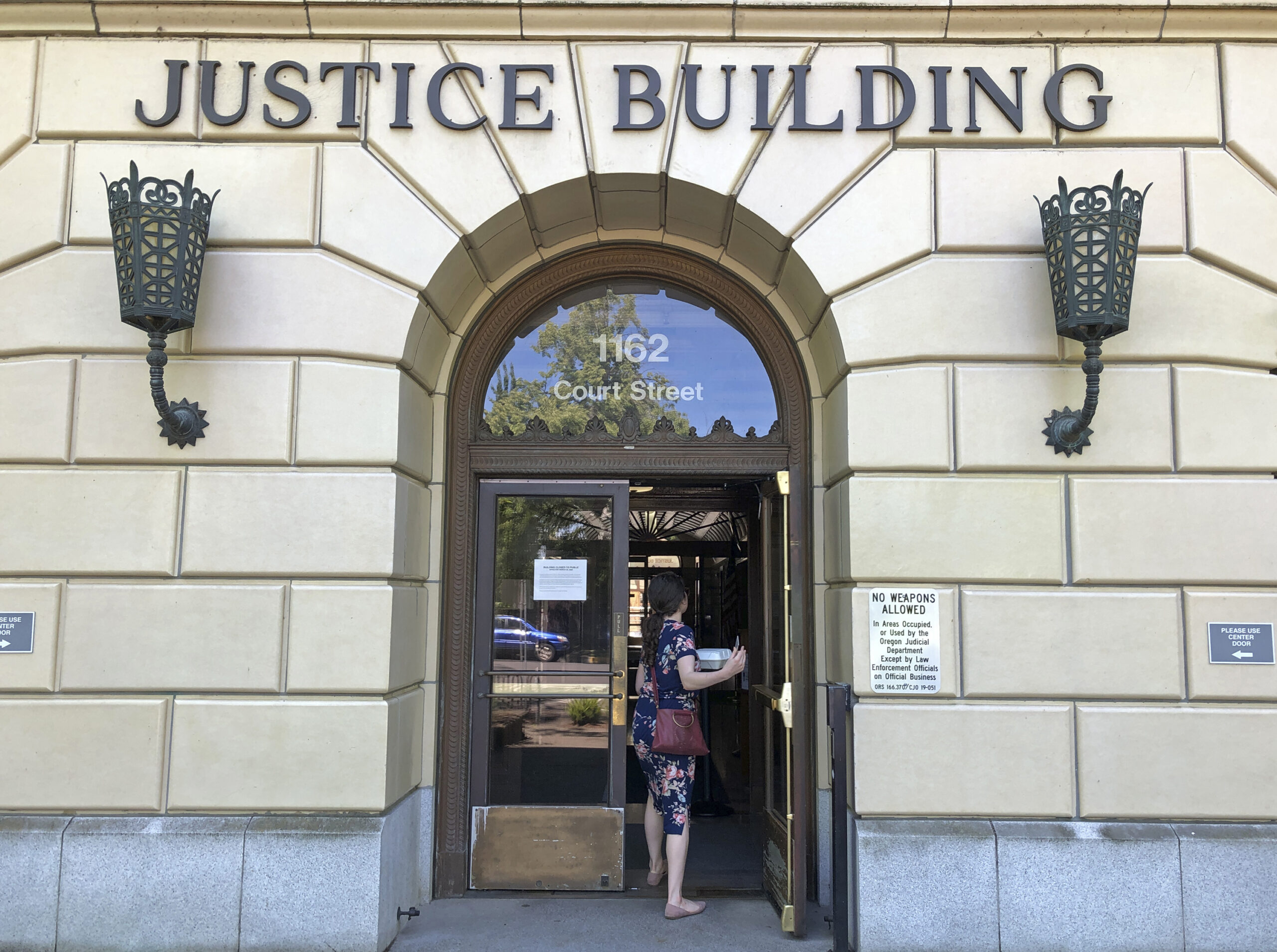 Oregon judge orders release of defendants pending trial if no lawyer available within one week
