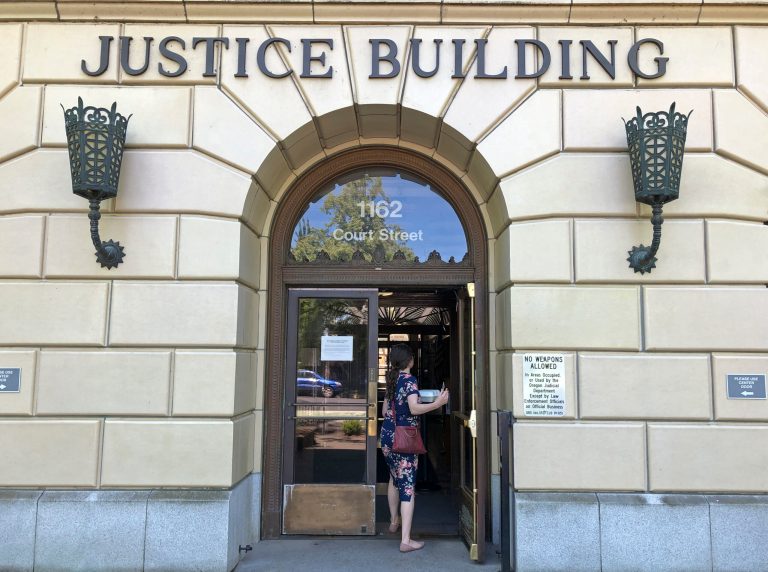 Oregon judge orders release of defendants pending trial if no lawyer available within one week