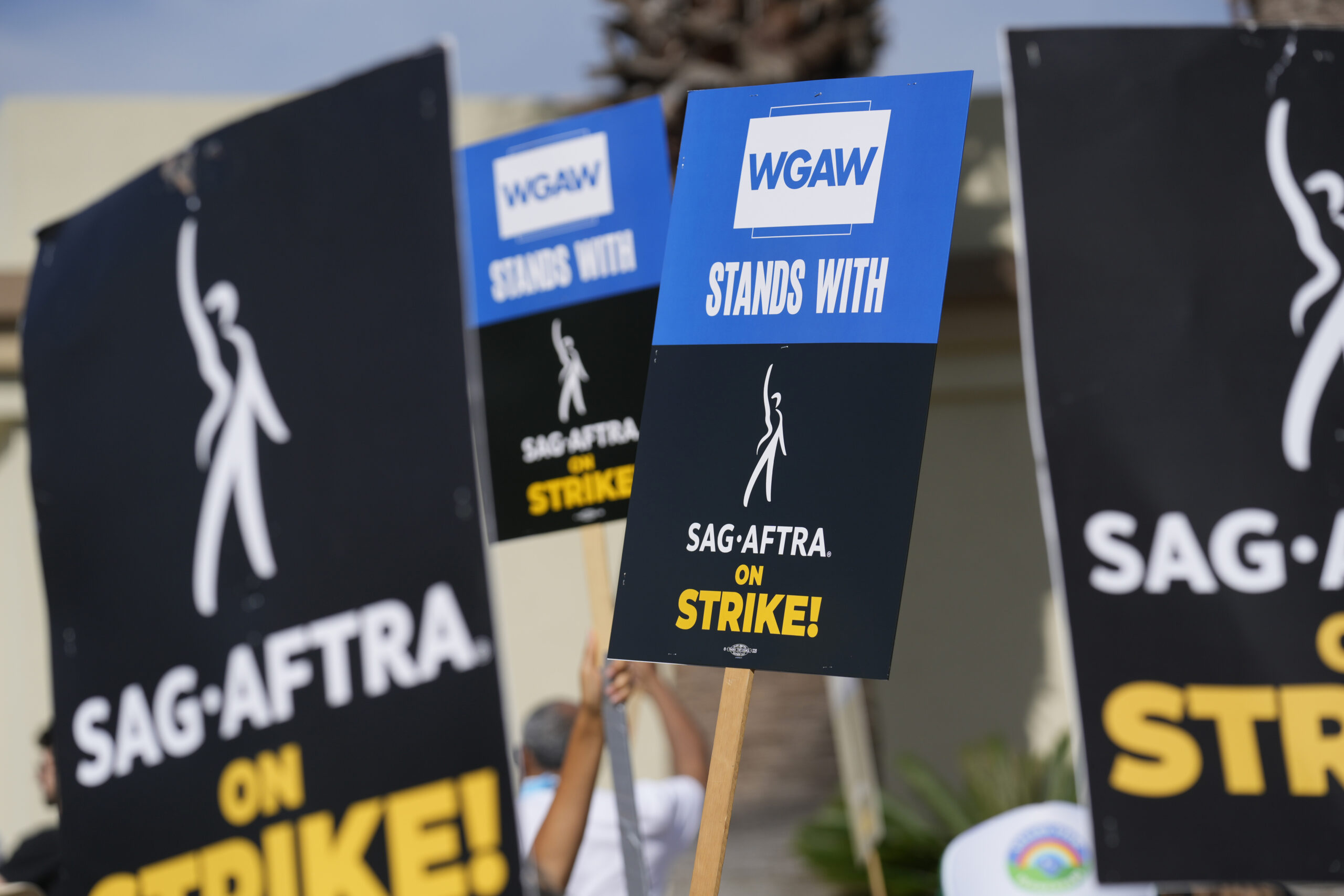 SAG-AFTRA meets up again with studio CEOs to come to a deal