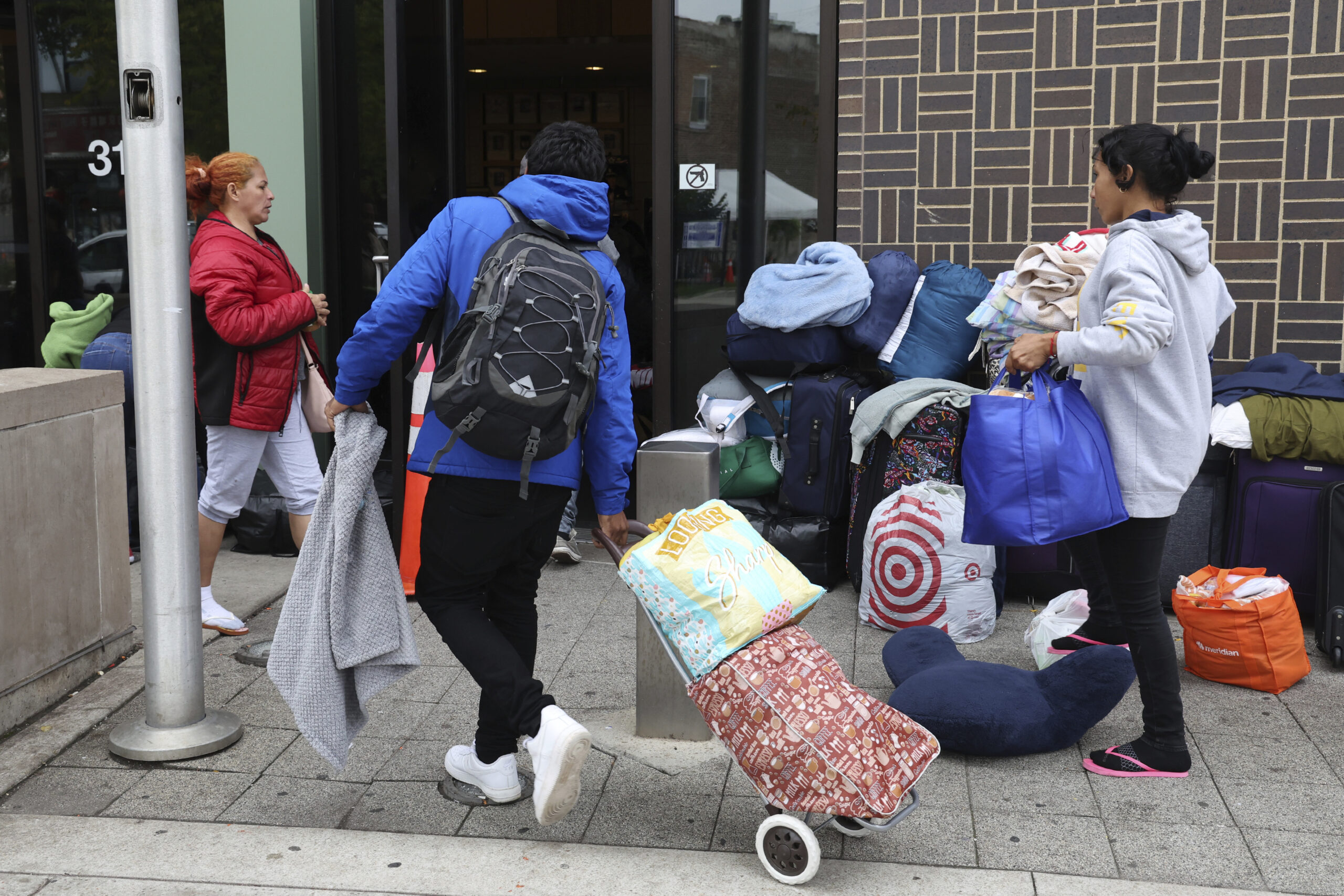 Chicago and Illinois announce plan for more migrant aid spending as temps drop