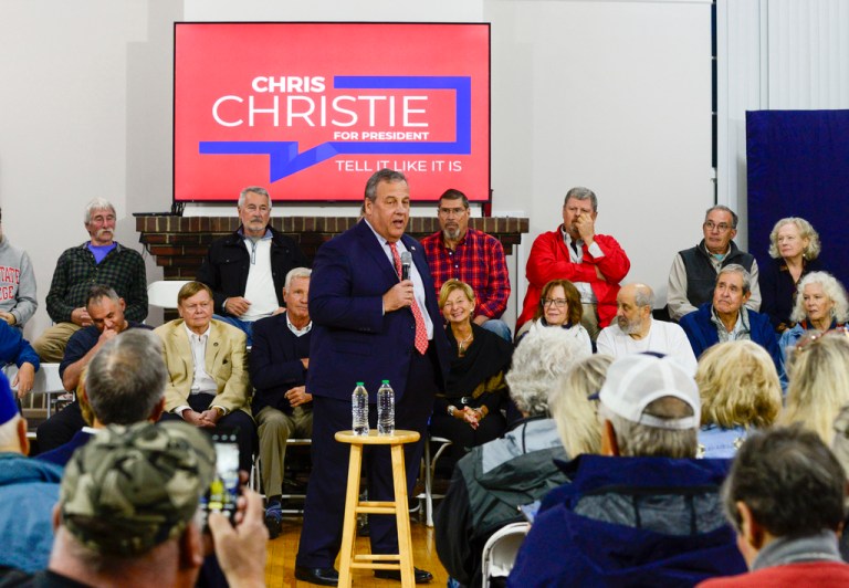 Republican presidential candidate Chris Christie, center, holds a 