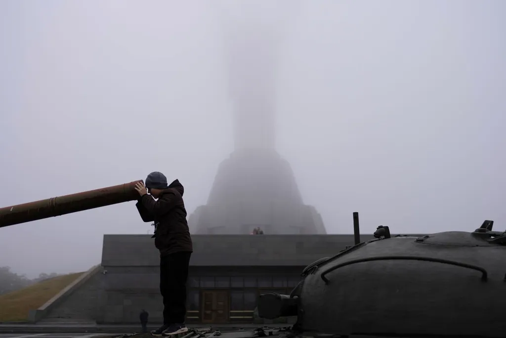Russian forces make renewed push in eastern Ukraine