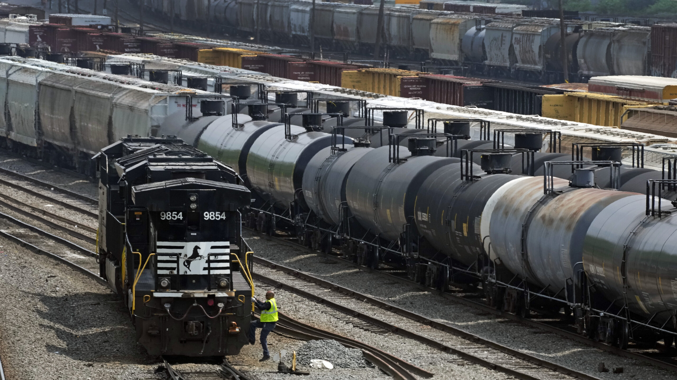 Fire erupts in Atlanta following train derailment