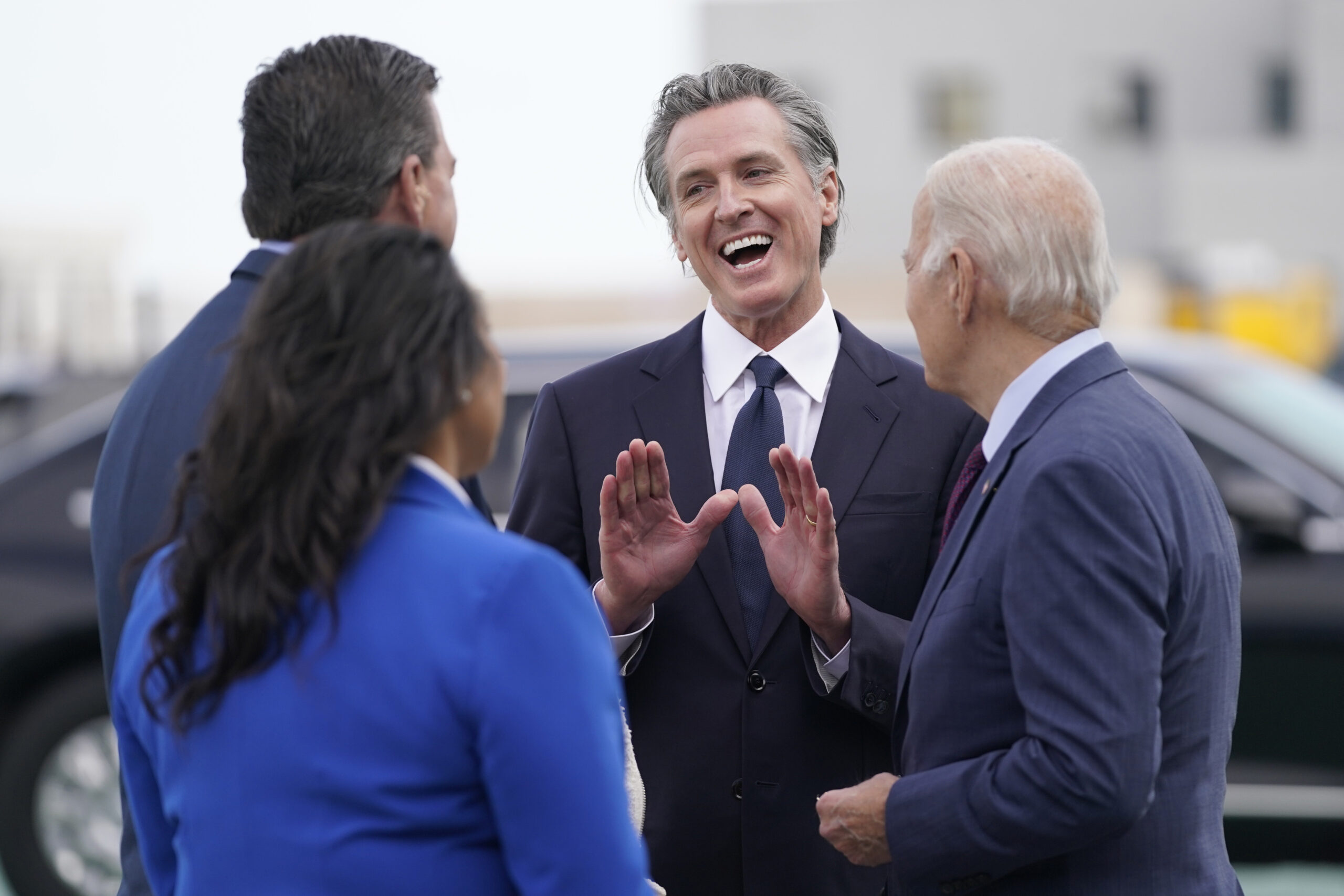 Newsom greets Xi at San Francisco airport before critical Biden meeting