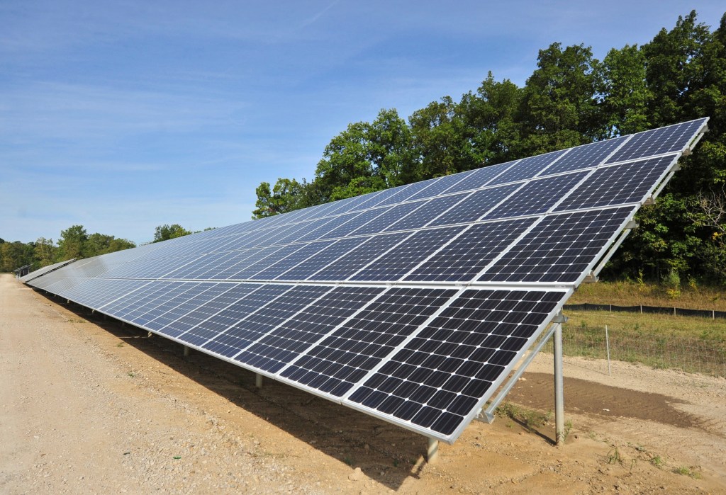 Which states have committed to 100% clean electricity by 2040