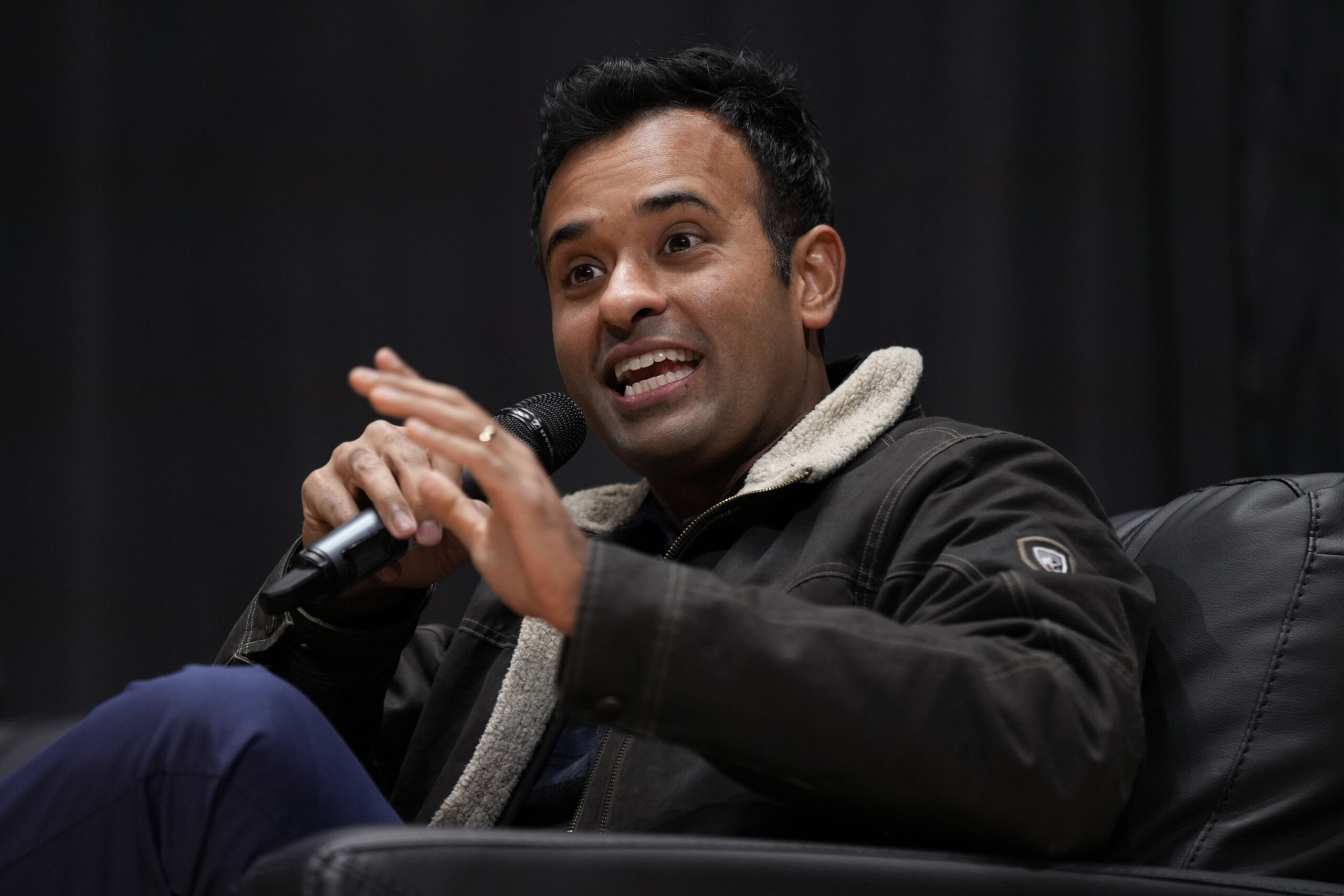 Vivek Ramaswamy spars with Abby Phillip over Jan. 6 claims at town hall