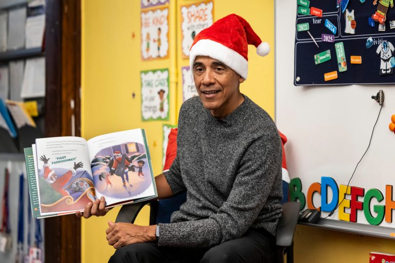 Obama visits preschoolers for Christmas surprise