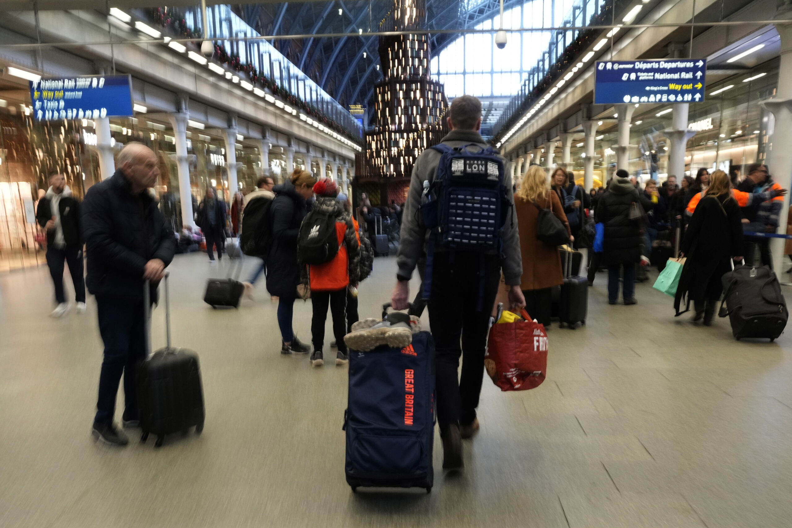 Busiest holiday travel season in years is off to a smooth start with few airport delays