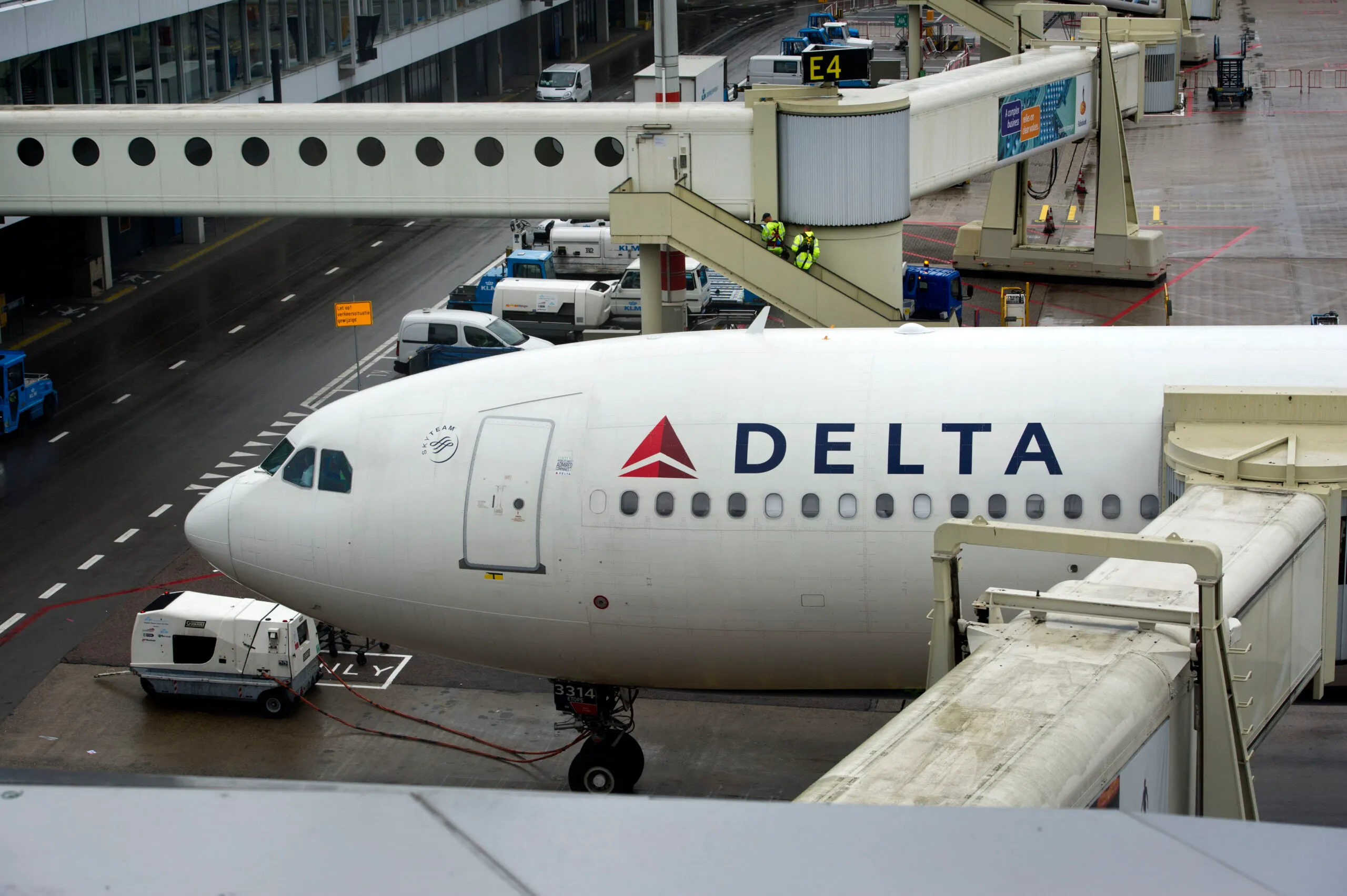 Delta lures passengers off overbooked flight with $10,000 offer: Report