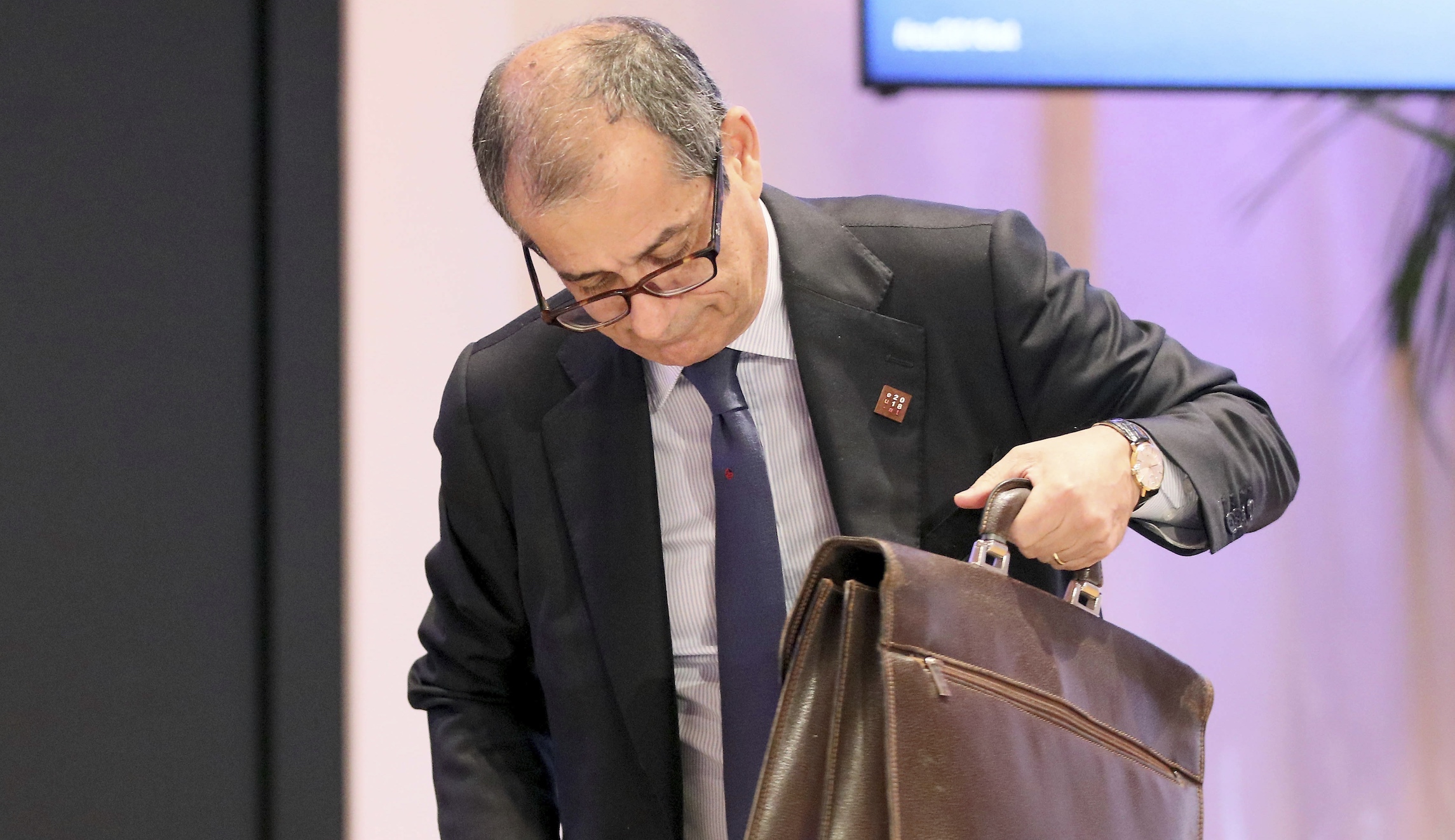 Italy charts a course for financial suicide