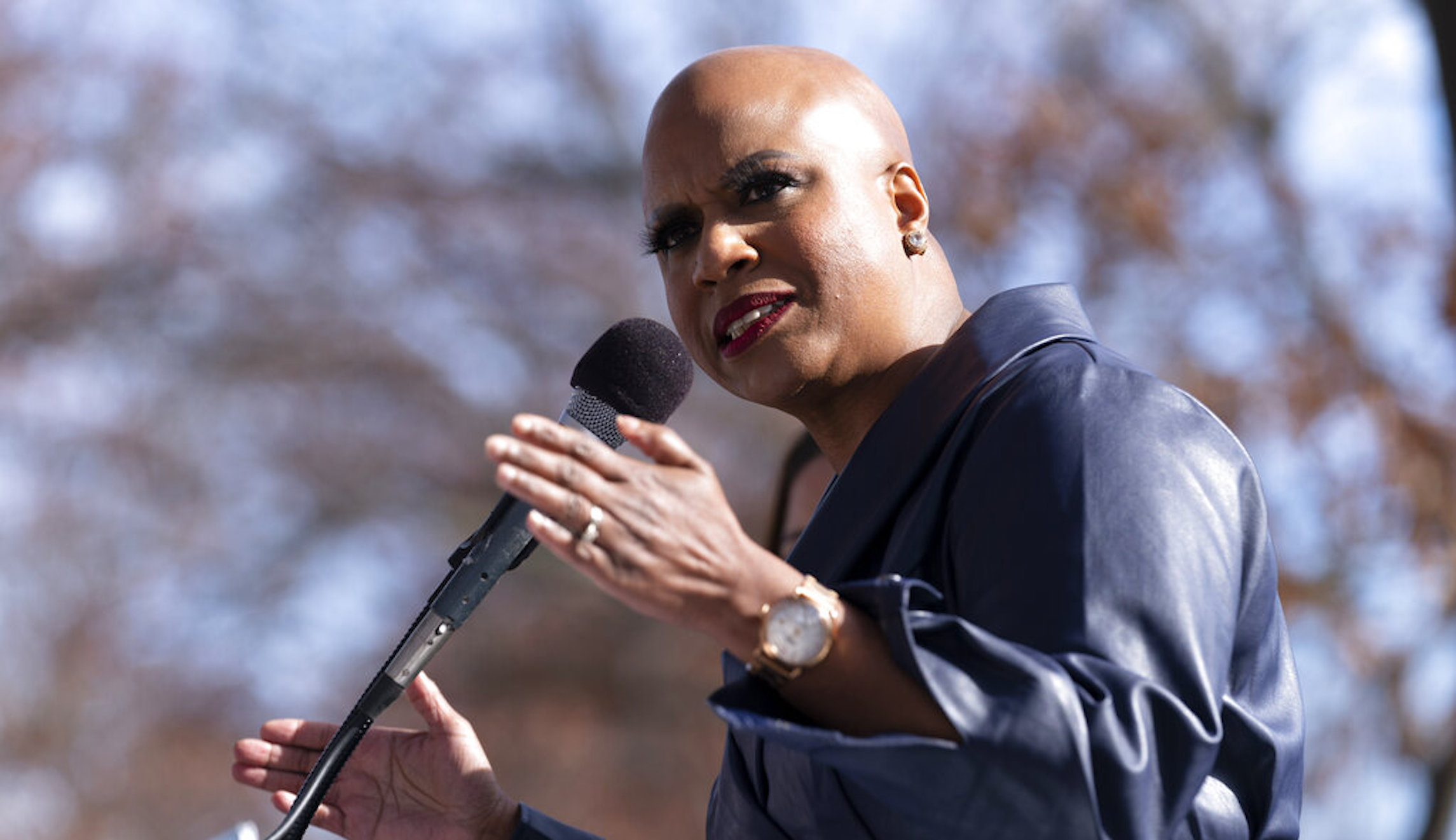 Pressley breaks from rest of 'squad,' endorses Warren over Sanders