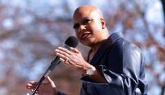 Pressley breaks from rest of 'squad,' endorses Warren over Sanders