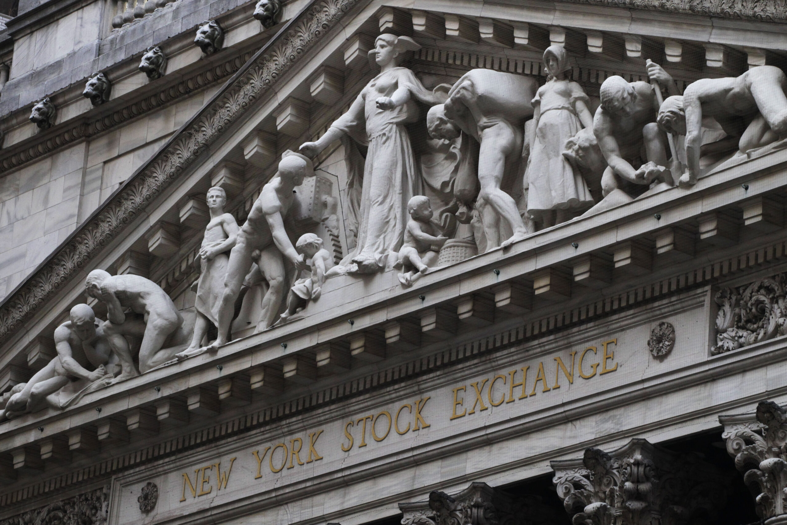 Stocks end mostly lower as Ukraine tensions flare