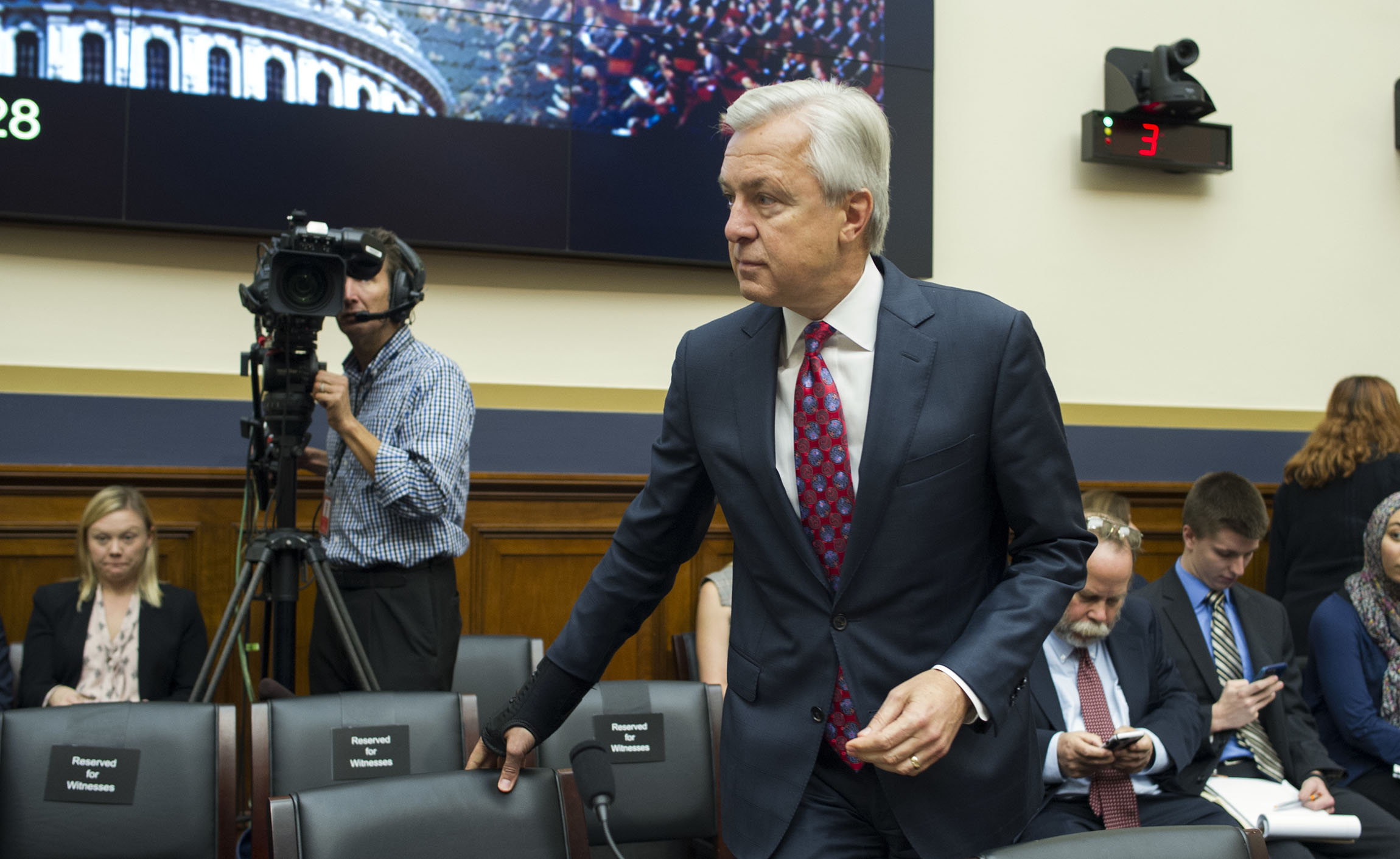 Wells Fargo CEO to retire amid fake accounts scandal