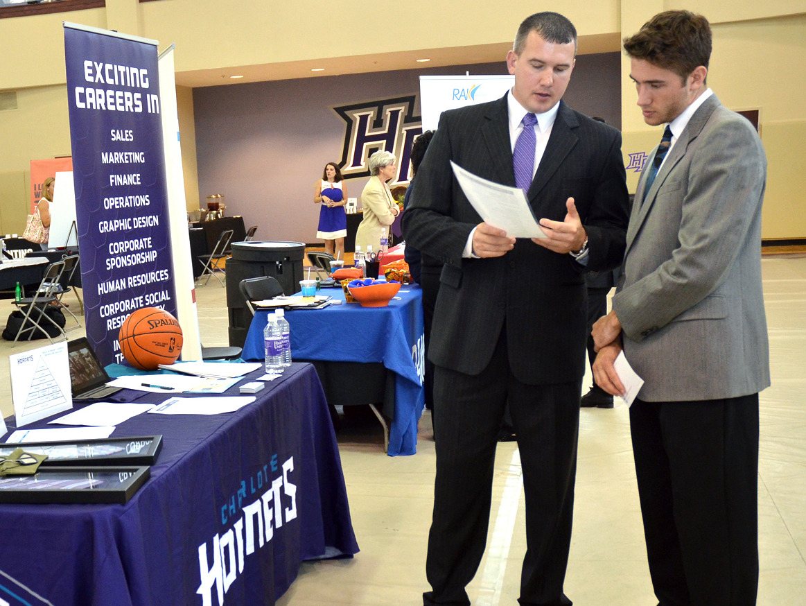 US job openings rising in August as hiring falls