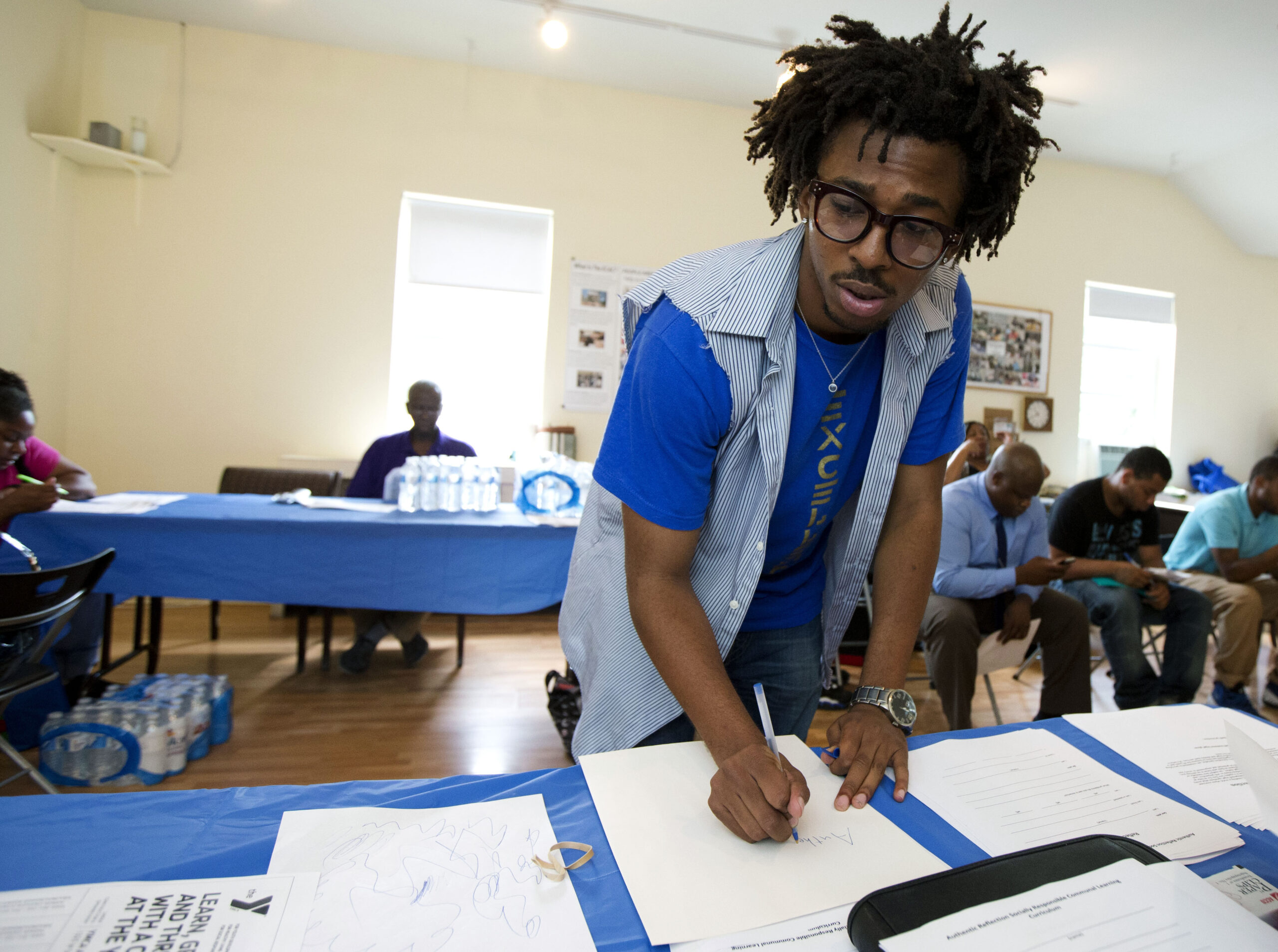 US jobless claims at 6-year low, but hiring lags