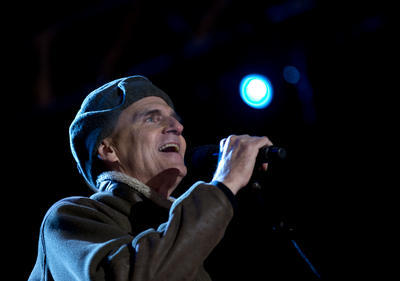 James Taylor delivers gentle zingers to past GOP presidents